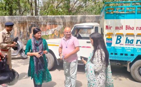 UP के गैस एजेंसी संचालक कमर्शियल गैस सिलेंडरों की कालाबाज़ारी करते धरे गए सिटी मजिस्ट्रेट ने किया भंडाफोड़ >VIDEO