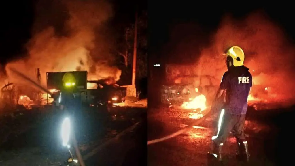 गौलापार छेत्र में रोड के पास दो खड़ी कारों मे लगी भीषण आग