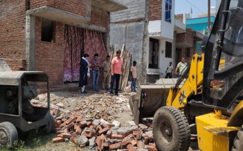 विधायक निधि से अवैध तरीके से बन रही सड़क को प्राधिकरण की संयुक्त सचिव ऋचा सिंह द्वारा तोडा गया>VIDEO