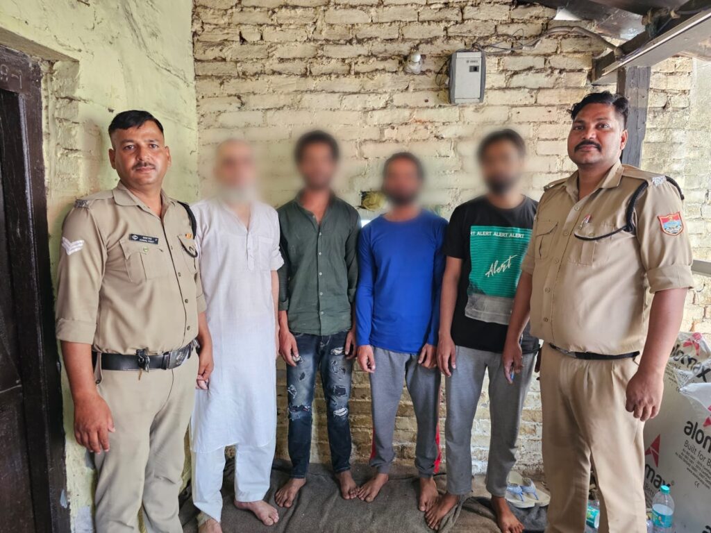 इन्द्रानगर में तोड़-फोड़ महिला व परिजनों के साथ मारपीट 04 अभियुक्तो को थाना बनभूलपुरा पुलिस टीम द्वारा किया गिरफ्तार