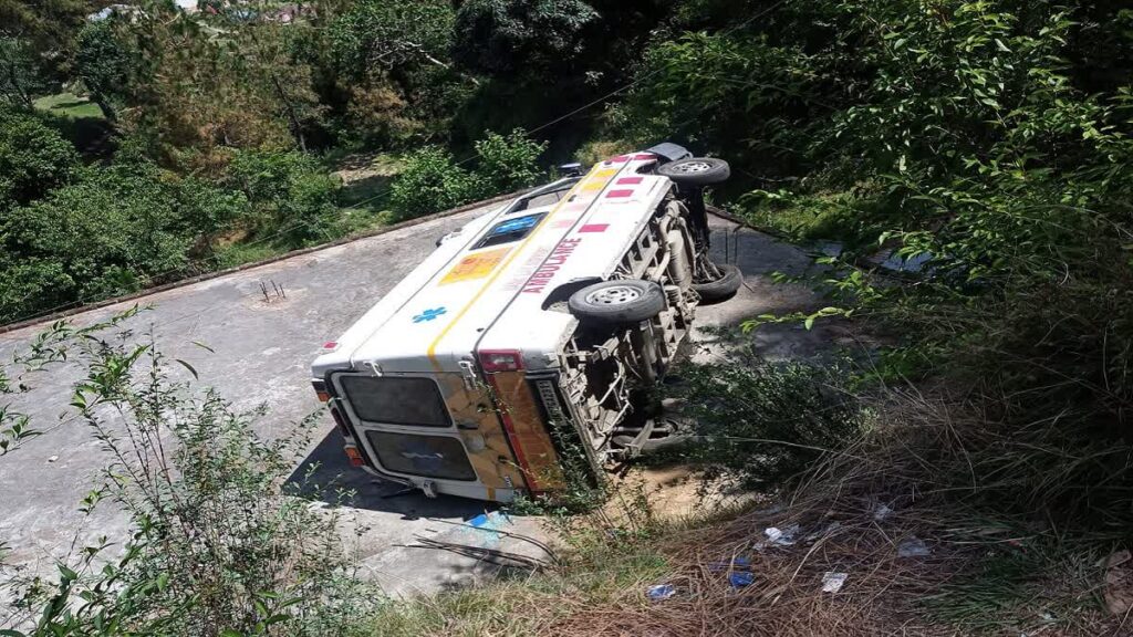 प्रदेश सरकार की उपलब्धिया गर्भवती महिला को ले जा रही एम्बुलेंस स्टीयरिंग लॉक होने से छत पर गिरी