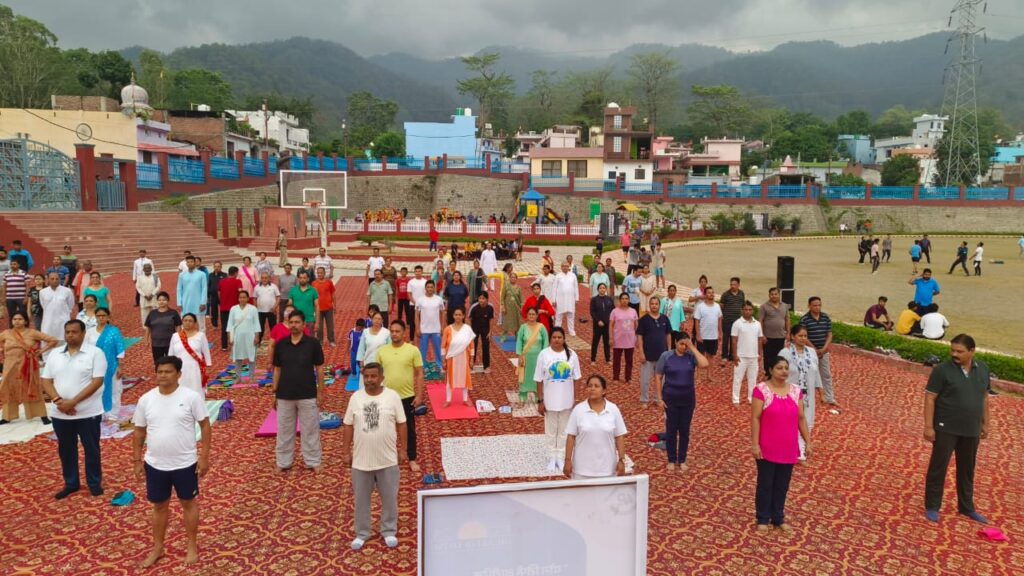 अंतरराष्ट्रीय योग दिवस पर अंबेडकर पार्क दमुआदूंगा में भारतीय जनता पार्टी द्वारा आर्ट ऑफ़ लिविंग मनाया गया