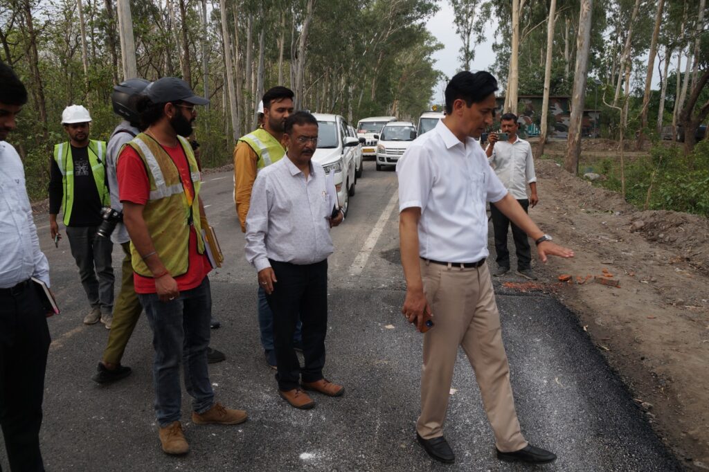 मुख्यमंत्री के आदेशों के क्रम में आयुक्त ने रूद्रपुर हल्द्वानी मार्ग के चौडीकरण एवं डामरीकरण के कार्यो का स्थलीय निरीक्षण किया > VIDEO