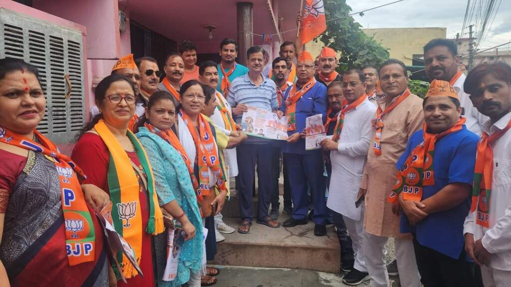 वंशीधर भगत ने लोहरिया साल मल्ला बूथ नंबर 164 में प्रधानमंत्री Narendra Modi के लिए समर्थन मांगा।