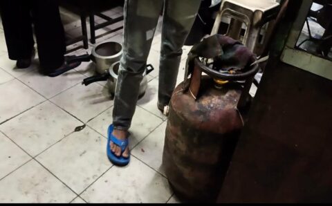 सोबन सिंह जीना बेस हॉस्पिटल गेट no 2 पर नासूर बना अतिक्रमण घरेलू LPG से संचालित हो रहा जलपान गृह     किसी बड़े हादसे का इंतज़ार ज़िम्मेदार ?