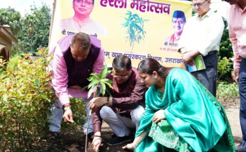 पुष्कर सिंह धामी ने हरेला पर्व के अवसर पर मुख्यमंत्री आवास परिसर में वृक्षारोपण किया