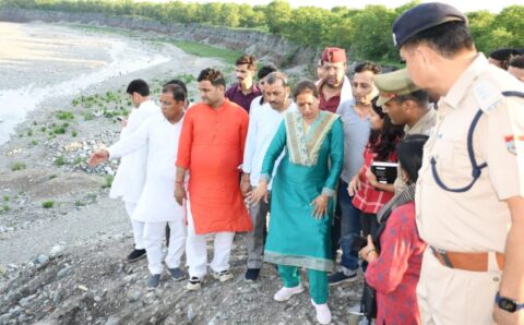 आपदा से प्रभावित परिजनों के साथ सरकार हर संभव मदद की जायेगी -रेखा आर्या