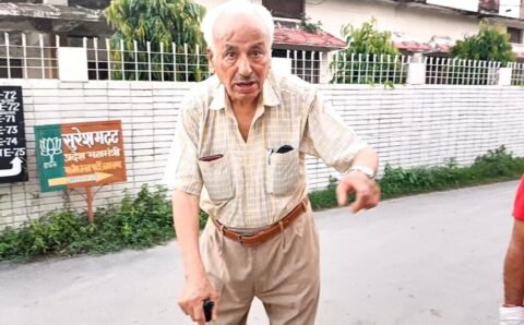 घंटो इंतज़ार के पश्चात फरियादी 91 वर्षीय जे एस सामंत प्रशाशनिक अधिकारियो के न मिलने पर निराश हो खाली हाथ लौटे> VIDEO