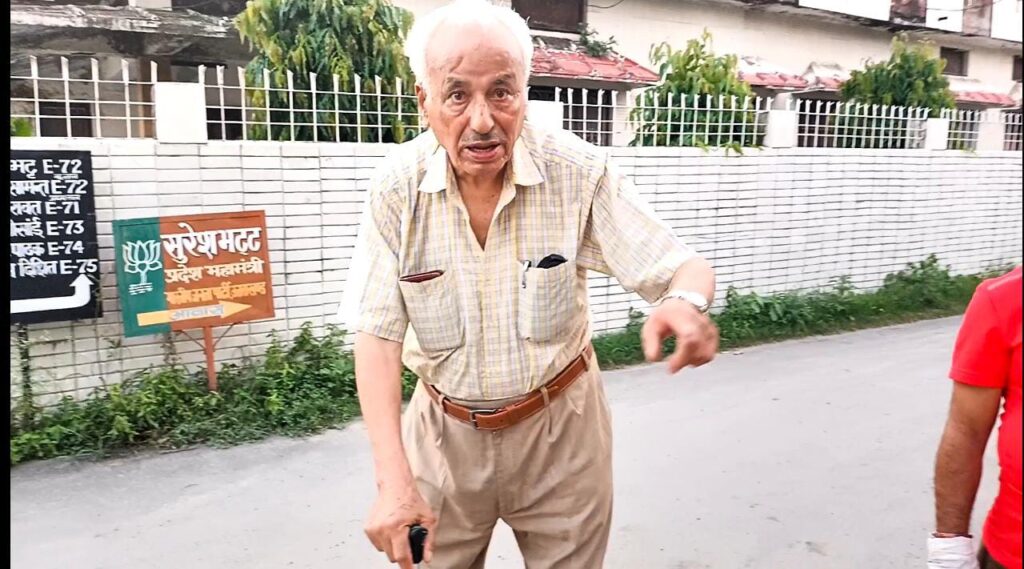 घंटो इंतज़ार के पश्चात फरियादी 91 वर्षीय जे एस सामंत प्रशाशनिक अधिकारियो के न मिलने पर निराश हो खाली हाथ लौटे> VIDEO