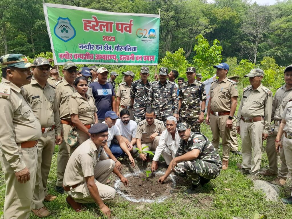 नंधौर वन क्षेत्र अंतर्गत वन विभाग/ एसएसबी सितारगंज/थाना पुलिस चोरगलिया एव गणमान्य नागरिकों ने फलदार पौधे रोपित कर लिया  संकल्प >VIDEO