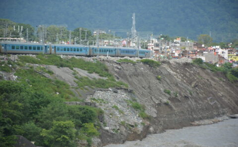ट्रेनों का संचालन खतरे की जद में गौला नदी के तांडव से आया रेलवे ट्रैक छतिग्रस्त अधिकारियों में हड़कंप > VIDEO