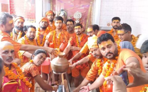 हरिद्वार से पवित्र गंगाजल लेकर आए शिव कावड़ संघ के कांवरियों ने सत्यनारायण मंदिर शिवालय में जलाभिषेक किया > VIDEO