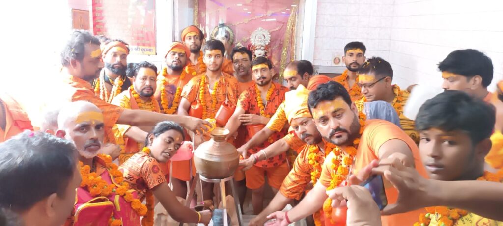 हरिद्वार से पवित्र गंगाजल लेकर आए शिव कावड़ संघ के कांवरियों ने सत्यनारायण मंदिर शिवालय में जलाभिषेक किया > VIDEO