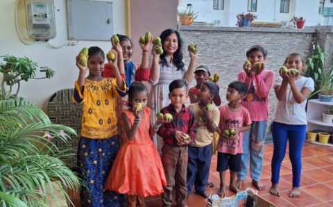 डॉ भावना गुप्ता ने फल वितरित कर बच्चो के साथ मनाया डॉक्टर्स डे > VIDEO