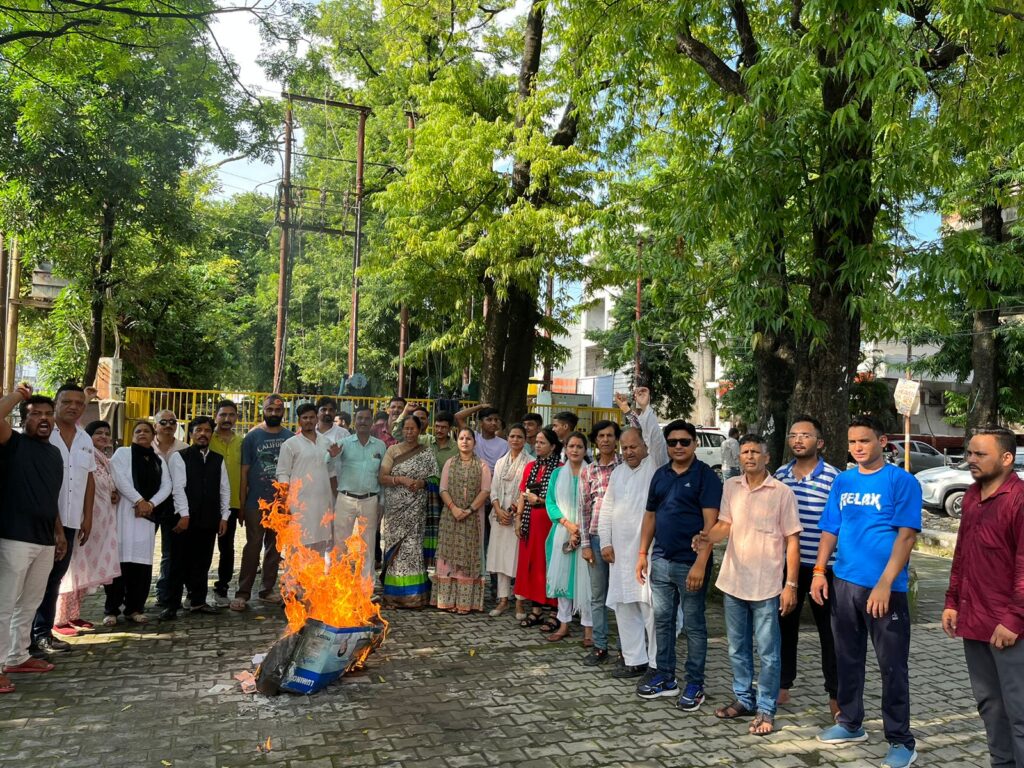 मणिपुर में 2 महिलाओं को निर्वस्त्र कर सड़को पर घुमाने की घटना से गुस्साये कांग्रेसियों ने फूंका केंद्र की भाजपा सरकार का पुतला।।