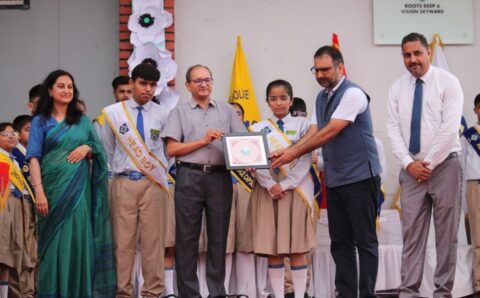 दीक्षांत इंटरनेशनल स्कूल के छात्र अलंकरण समारोह का प्रोफ़ेसर पी. डी. पंत जी ने दीप प्रज्ज्वलित कर कार्यक्रम का किया शुभारंभ