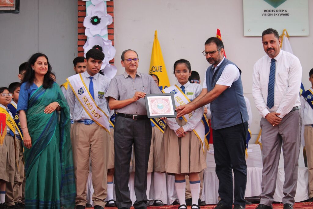 दीक्षांत इंटरनेशनल स्कूल के छात्र अलंकरण समारोह का प्रोफ़ेसर पी. डी. पंत जी ने दीप प्रज्ज्वलित कर कार्यक्रम का किया शुभारंभ