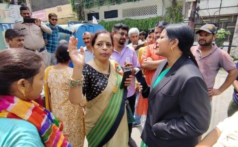 राष्ट्रीय अवकाश की आड़ में नजूल की भूमि पर निर्माण मजदूरों से कार्य कराने पर मकान मालिक के खिलाफ दी गई  तहरीर