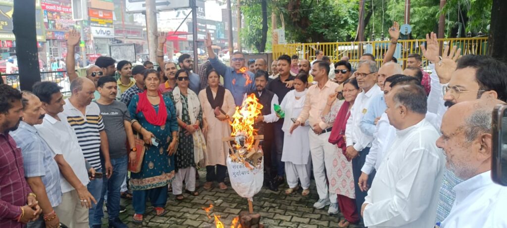 सुमित हृदयेश के नेतृत्व में महानगर कांग्रेस ने भाजपा के खिलाफ नारेबाजी एव कड़ा विरोध कर पुतला दहन किया