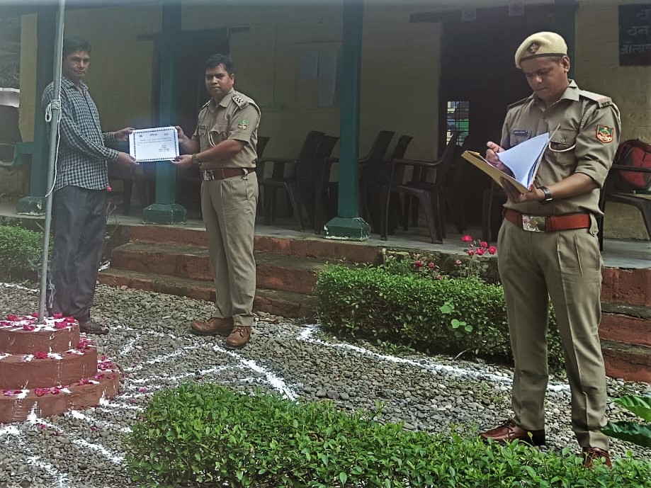 स्वतंत्रता दिवस के अवसर पर सुनील शर्मा द्वारा हल्द्वानी वन प्रभाग की जौलासाल रेंज में फायर वाचरों के उत्कृष्ट कार्य हेतु प्रशस्ति पत्र देकर सम्मानित किया गया