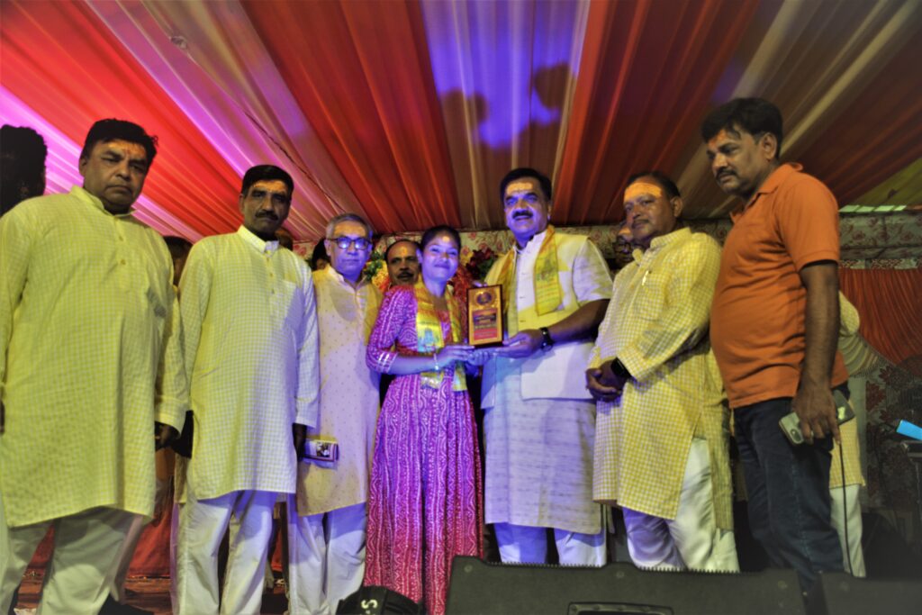 स्वर्ण पदक विजेता दीक्षा अग्रवाल को निवर्तमान विधायक राजकुमार ठकुराल ने किया सम्मानित