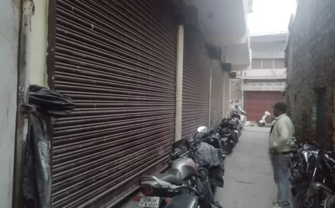 कारखाना बाजार मे सील तोड़ कर कार्य करवाने पर कोतवाली हल्दवानी मे FIR दर्ज