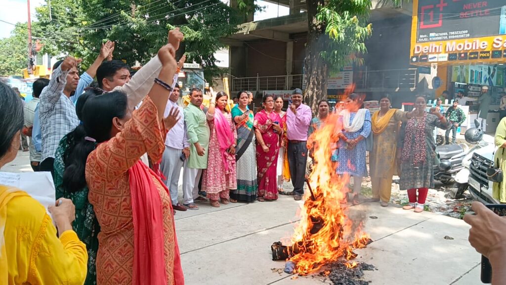 बीजेपी महिला मोर्चा कांग्रेस विधायक मदन बिष्ट का पुतला दहन किया> VIDEO