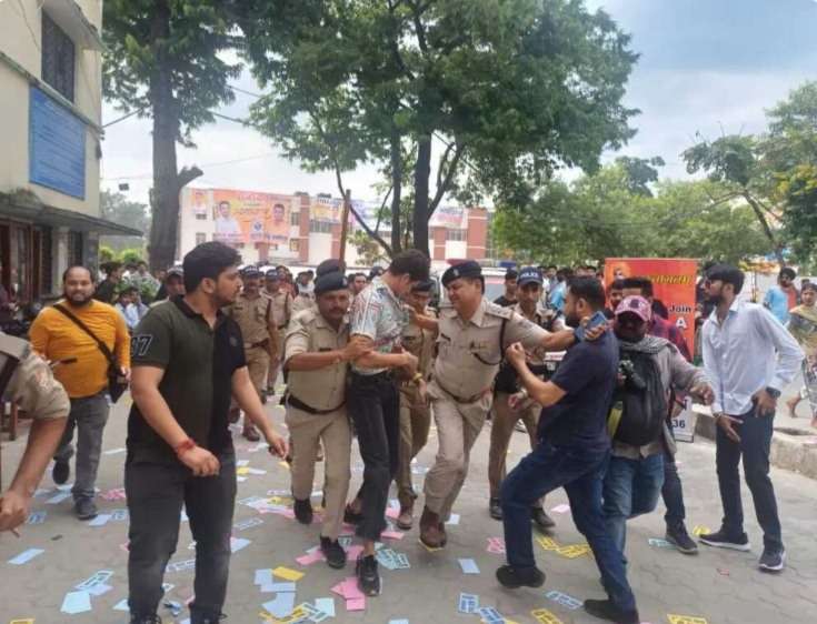 कैबिनेट मंत्री रेखा आर्य के कार्यक्रम में हंगामा एनएसयूआई कार्यकर्ता को उठा कर ले गई पुलिस > VIDEO