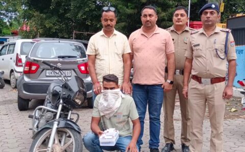 नशे के हब राजपुरा से तस्कर स्मैक खरीदकर अधिक पैसो में हल्द्वानी, बनभूलपुरा क्षेत्र में बेचता पुलिस हिरासत में