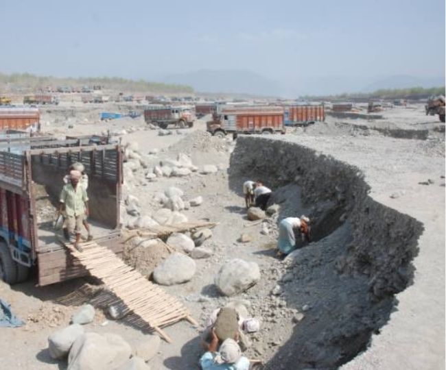 खनन कार्य ठेकेदार के माध्यम से कराया जा रहा है भ्रामक एवं निराधार है-निदेशक एस०एल० पैट्रिक