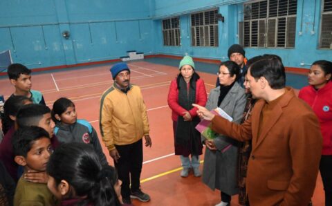 खेल मंत्री के दावों की खुली पोल नहीं चलता जनरेटर अंधेरे में ही खेलते है बच्चे बैडमिंटन