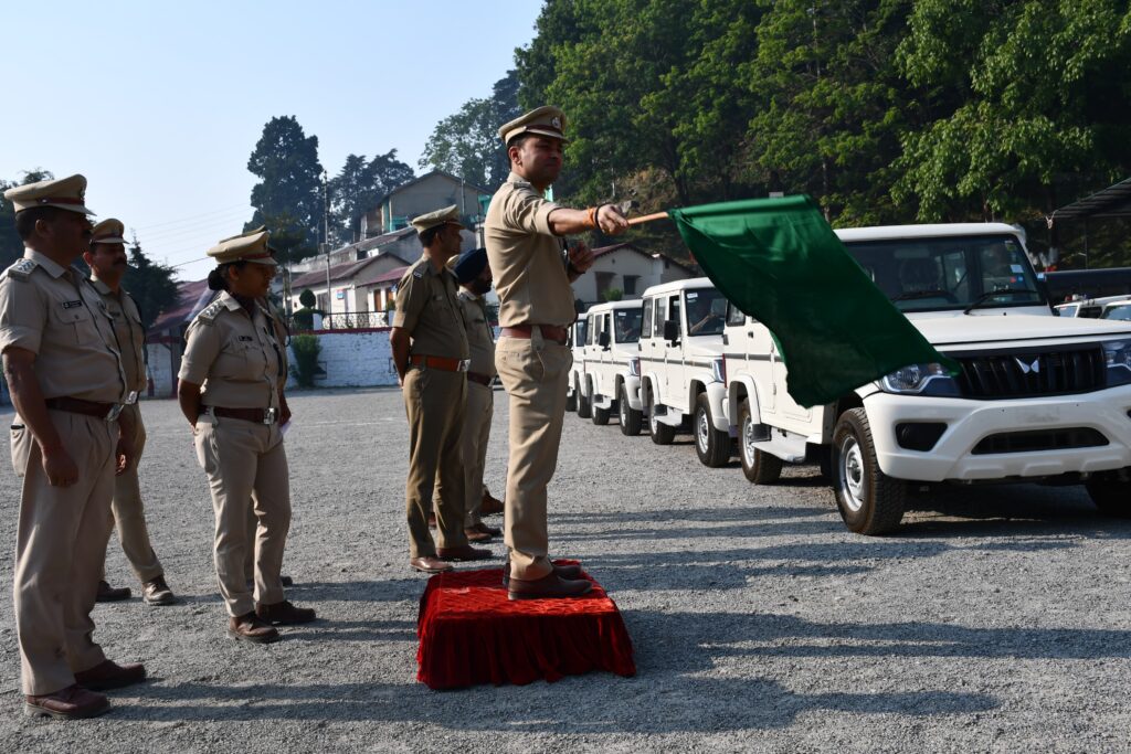 एसएसपी नैनीताल ने 13 नए वाहनों को हरी झंडी दिखाकर किया रवाना>VIDEO