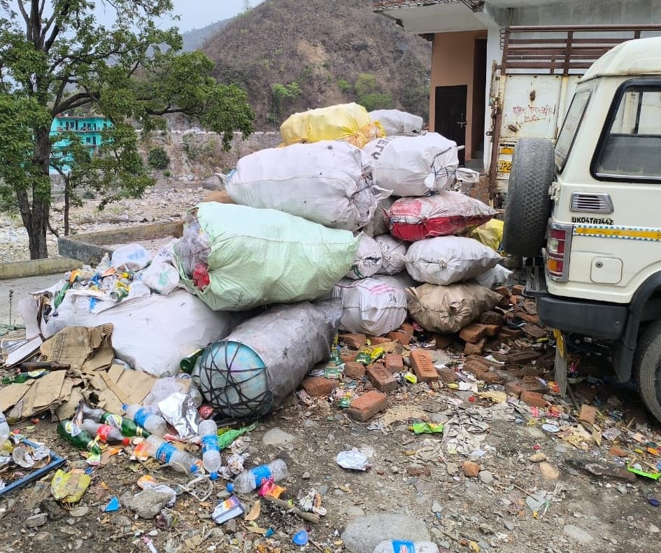 देवभूमि में अतिक्रमणकारियों के हौसले बुलंद कबाड़ कारोबारी द्वारा वन भूमि में अवैध कब्ज़ा