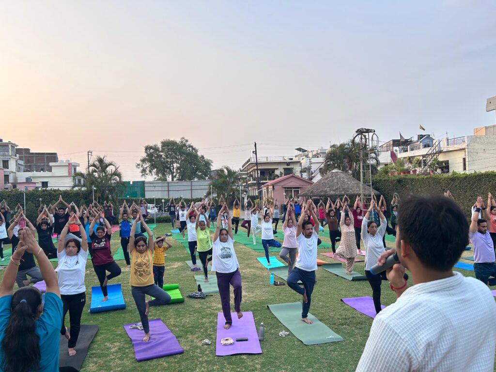 अंतराष्ट्रीय योग दिवस पर अंतरशक्ति योग स्टूडियो ने योग शिविर का आयोजन किया