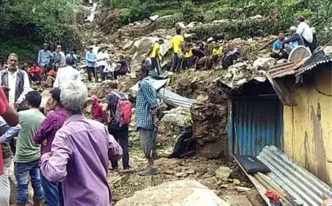 भारी बारिश ने तबाही मचाई भूस्खलन से मां बेटी ने जान गंवाई