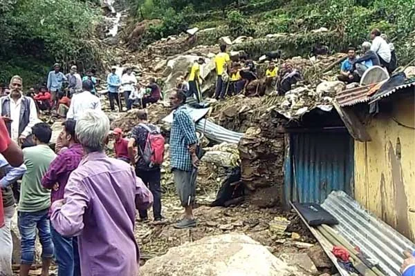 भारी बारिश ने तबाही मचाई भूस्खलन से मां बेटी ने जान गंवाई