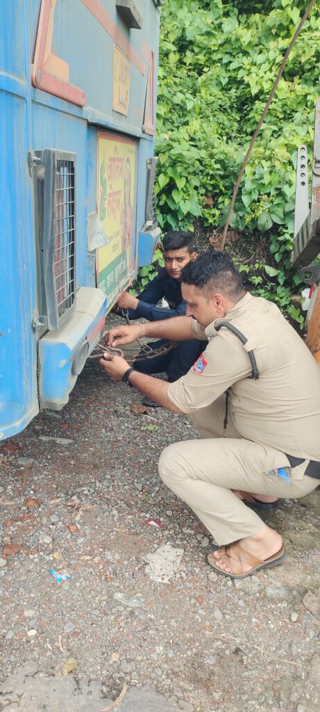 सी०पी०यू० पुलिसकर्मी रोहित ने स्टेयरिंग संभाल भीमताल मोड़ का खुलाया जाम>VIDEO