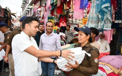 ड्यूटी पॉइंट पर एसएसपी प्रहलाद नारायण मीणा को अपने बीच देख पुलिस कर्मियों के चेहरे खिले > VIDEO