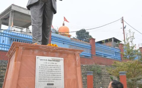 संविधान निर्माता डॉ. भीमराव अंबेडकर की प्रतिमा पर ललित जोशी ने माल्यार्पण कर जनसंपर्क अभियान की शुरुआत की