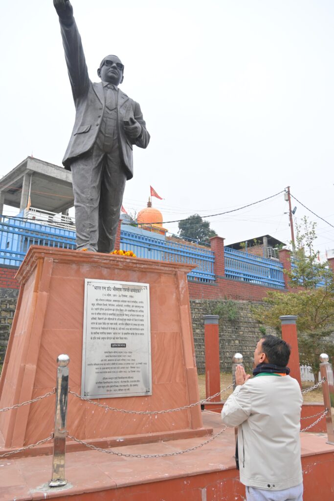 संविधान निर्माता डॉ. भीमराव अंबेडकर की प्रतिमा पर ललित जोशी ने माल्यार्पण कर जनसंपर्क अभियान की शुरुआत की