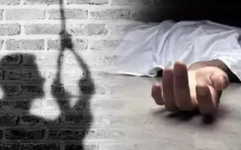 बेटे को कमरे में फंदे से लटका देख घर में हुई चीख पुकार,,,,,,,