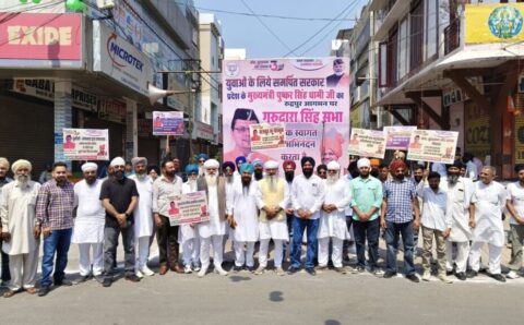 समूह सिख संगत द्वारा पुष्प वर्षा कर पुष्कर सिंह धामी का स्वागत किया