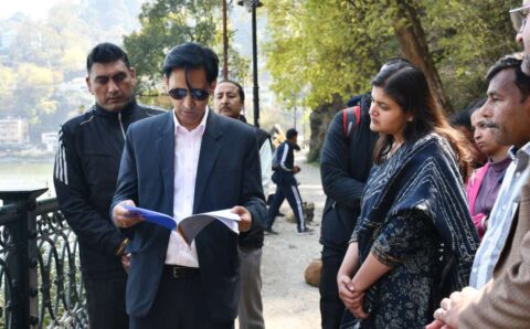 आयुक्त दीपक रावत ने माॅल रोड में धंस रही सड़क का स्थलीय निरीक्षण किया