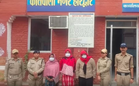 ग्राहकों को आकर्षित करने के लिए अश्लील हरकत करती 3 युवतिया हिरासत में