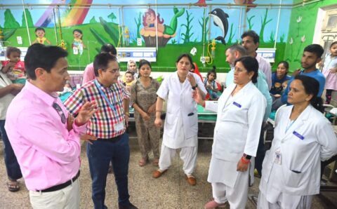 बेस अस्पताल में बच्चों के बेड पर कॉकरोच गुस्‍से से लाल हुए कुमाऊं आयुक्त लिया एक्‍शन