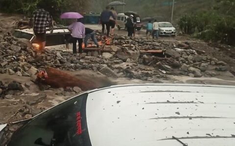 तूफानी मूसलाधार बारिश ने मचाई भारी तबाही अनेको वाहन बरसाती मलबे में दबे