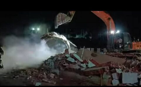 भारी फोर्स के साथ प्रशासन की बड़ी कार्रवाई, इंदिरा चौक से दशकों पुरानी अवैध मजार रातों रात हटाई,,,,