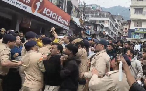 चित्रगुप्तचार्य डॉ. सच्चिदानंद महाराज नैनीताल में स्थिति बेकाबू! पुलिस पब्लिक आमने सामने पुलिस का घेरा तोड़ आगे बढ़ा जनसैलाब