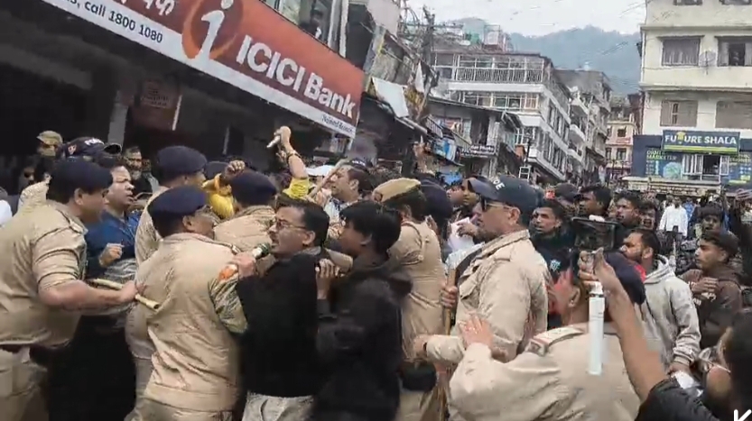 चित्रगुप्तचार्य डॉ. सच्चिदानंद महाराज नैनीताल में स्थिति बेकाबू! पुलिस पब्लिक आमने सामने पुलिस का घेरा तोड़ आगे बढ़ा जनसैलाब