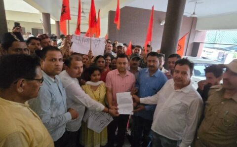 पत्र उपजिलाधिकारी परितोष वर्मा के माध्यम से मुख्यमंत्री पुष्कर सिंह धामी को ज्ञापन भेजा